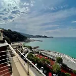 Guesthost - La Terrazza Di Shelley Panoramic Flat *
