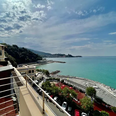 Guesthost - La Terrazza Di Shelley Panoramic Flat *
